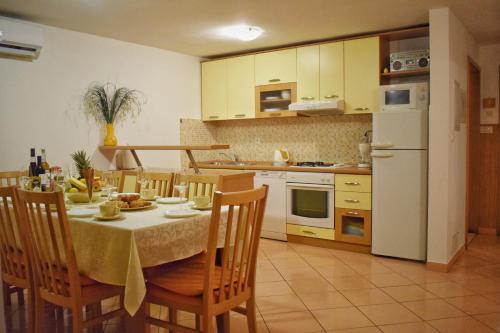 Apartment Radalj - image 3