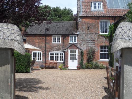 Stunning 3 Bedroom Cottage, All Ensuite, Near Stonehenge, Salisbury, Avebury And Bath