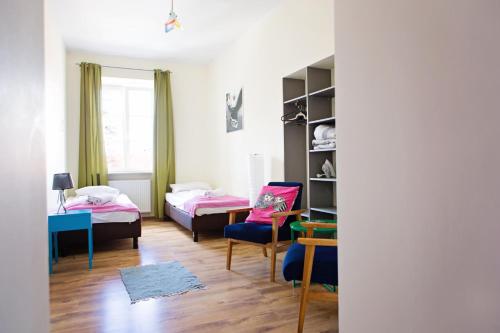 2 twin beds, 1 sofa bed
