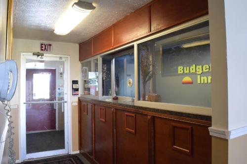 Budget Inn Ontario - 로비