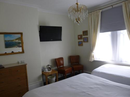 1 double bed, 1 twin bed