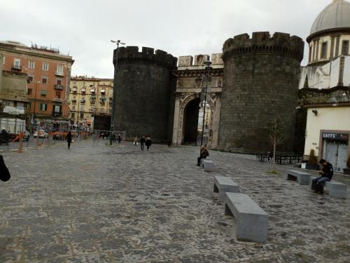 La dimora aragonese, Naples