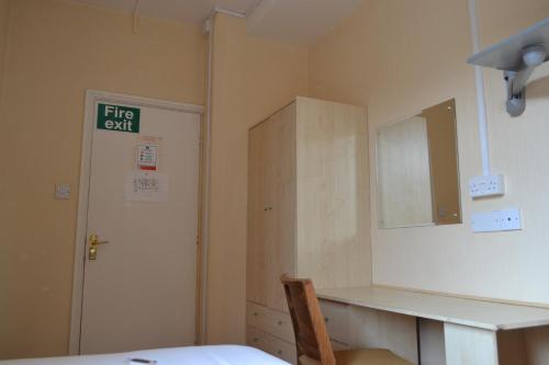 Single Room En Suite image 3