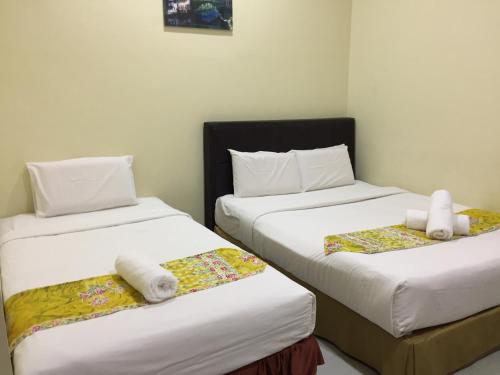 1 double bed, 1 twin bed