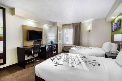 Double Room with Roll-In Shower - Accessible/Non-Smoking