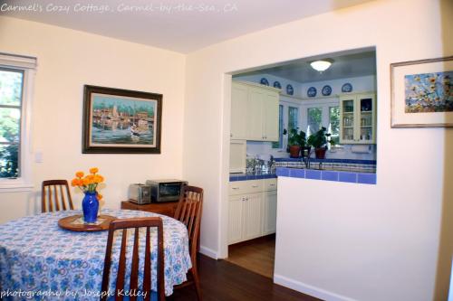 Charming Carmel Cottage Walk to Carmel by the Sea Restaurants Shops Golf - image 8