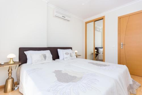 2 bedroom Sea View apartment, private parking