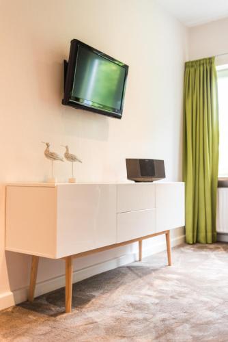 One-Bedroom Apartment image 3