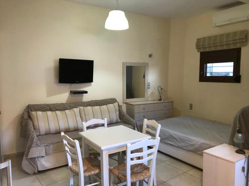  Yasmine Studio Kouses in Kousés