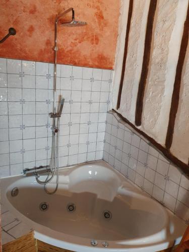 bubbelbad, CASA RURAL EL BÚ - B&B Alto Tajo Alojamiento Rural Guadalajara (CASA RURAL EL BU - B&B Alto Tajo Alojamiento Rural Guadalajara) in Peralejos De Las Truchas