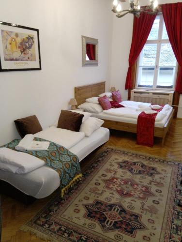 Classical Budapest apartment in the old Pest, Budapešť (fotografie 8)