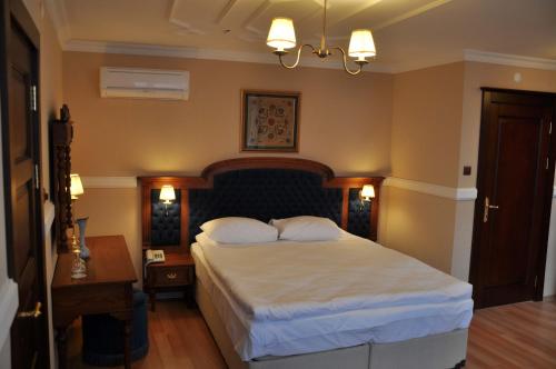 2 queen beds, 1 sofa bed