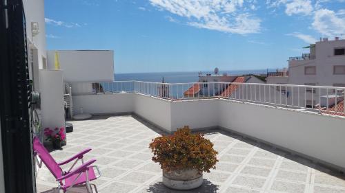  Sunny Apartment & Terrace, Pension in Sesimbra bei Azoia