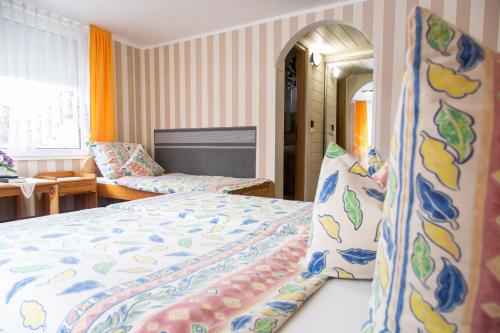 1 queen bed, 1 twin bed
