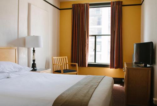 Queen Room image 10