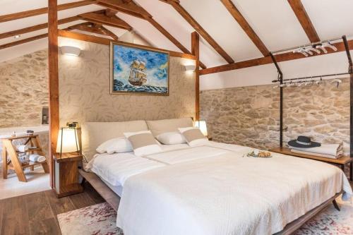 2 bedrooms, 3 beds