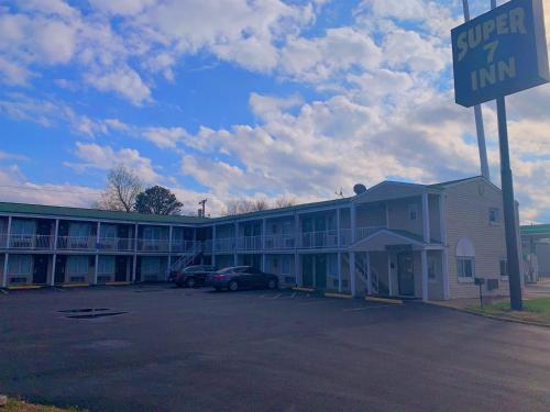 Super 7 Inn - image 6