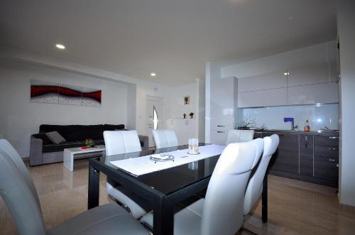 Apartment Tribunj 16884b - image 2