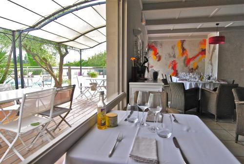 Les Aubuns Country Hotel - main image