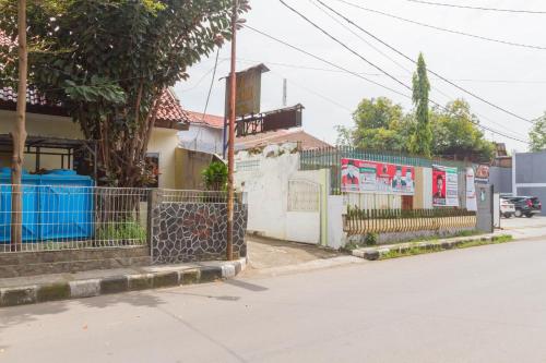 RedDoorz near Pasar Pagi Cirebon 2