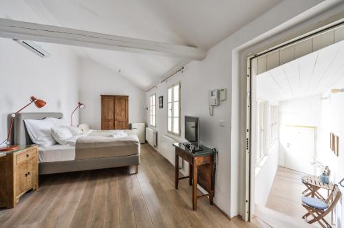 COZY QUIET STUDIO AT CHARLES BRIDGE, Prague (photo 10)
