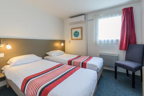 1 double bed, 2 twin beds