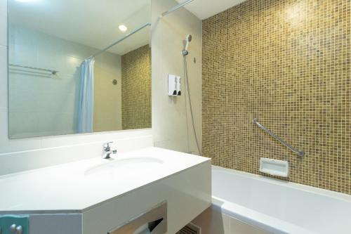 room detail thumbnail 2