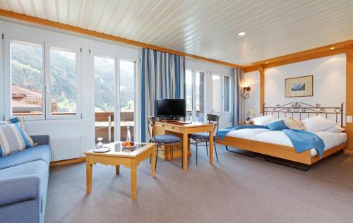 2 twin beds, 1 sofa bed