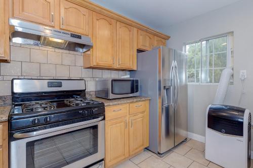 Cozy 2BD House Minutes From FB and Stanford Univ! Home - main image