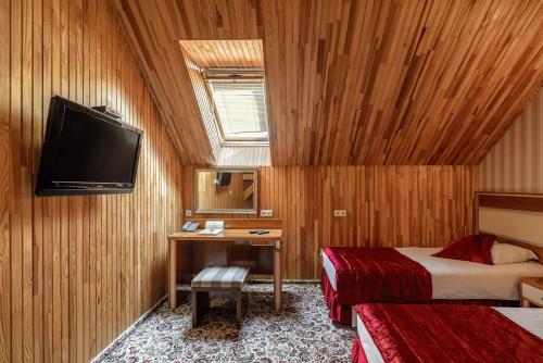3 twin beds