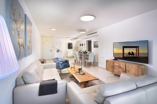Guestroom, Ariston luxury Garden Apartment with a Pool in Tiberias