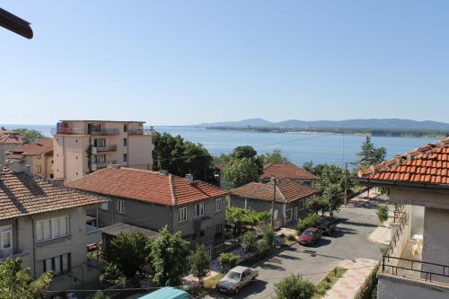 Fits Guest House - image 11