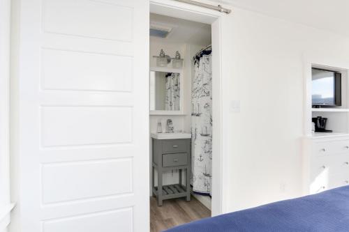 Breakwater Hotel - image 4