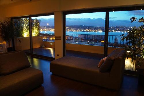 Penthouse Bellevue, Almada