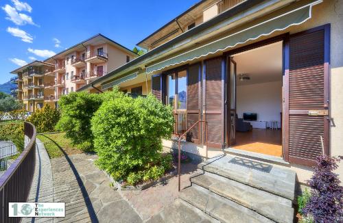 Lake retreat stunning view - image 3