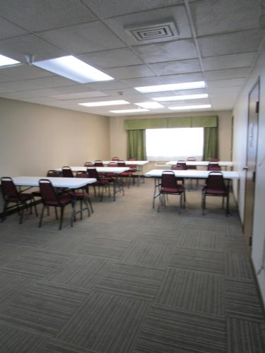 Ramada by Wyndham Platte City KCI Airport - image 7