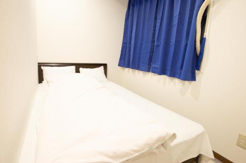 Double Room with Small Double Bed and Shared Bathroom - L