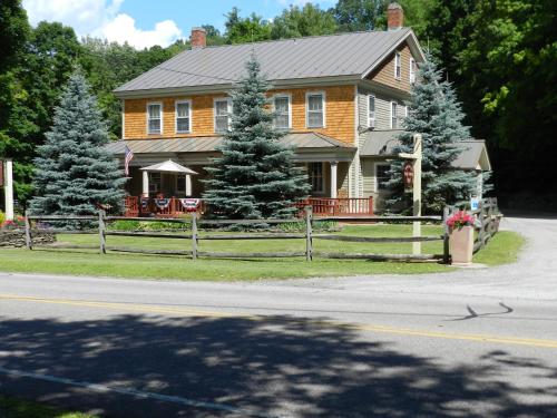 Waybury Inn - Accommodation - East Middlebury