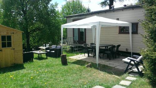  Luxueus Kamperen, Unterkunft in Manhay