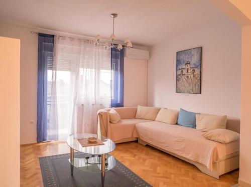  Apartman J & M, Pension in Dražice