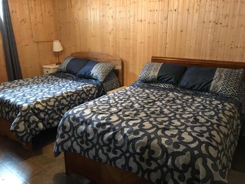2 queen beds