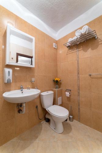 Comfort.Chic.Charming Apt with Terrace near NDK
