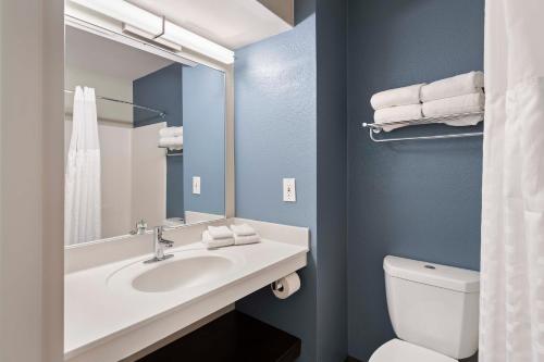 Extended Stay America Suites - Charlotte - University Place - 화장실