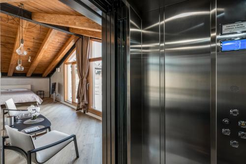 Crocus Apartments - image 4