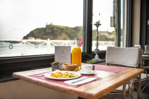 Food and beverages, Hotel Villa Rosario II, Edificio Moderno in Ribadesella