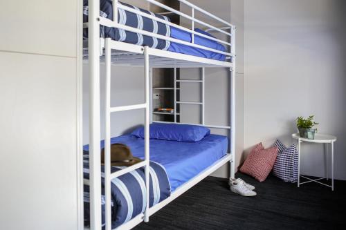 Spinners Hostel – Perth, IL