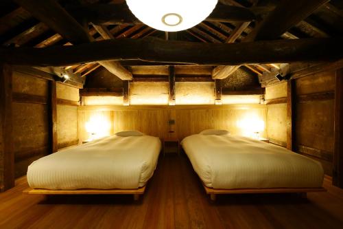 2 twin beds, 1 futon bed