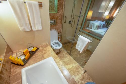 Bathroom, Bawa International Hotel in Vile Parle