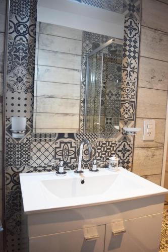 Deluxe Single Room with Balcony and Shared Bathroom image 2