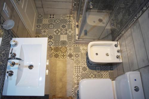 Deluxe Single Room with Balcony and Shared Bathroom image 3